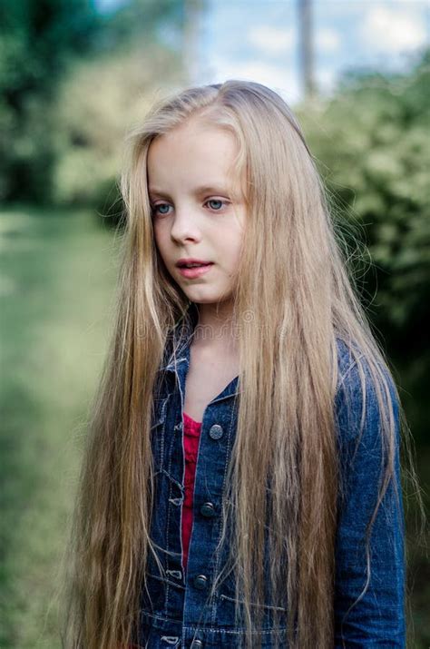 Porträt Eines Schönen Blonden Kleinen Mädchens Mit Dem Langen Haar Stockbild Bild Von