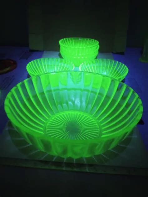 VINTAGE HAZEL ATLAS Green Depression Starburst Uranium Glass Bowl Set