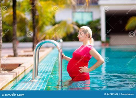 mujer embarazada en piscina embarazo saludable foto de archivo imagen de hawai mama 247427652