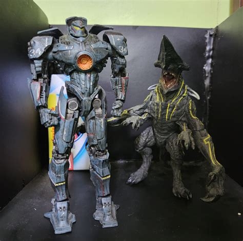 Pacific Rim Jaeger Gipsy Danger Kaiju Knifehead Toy Figure Set