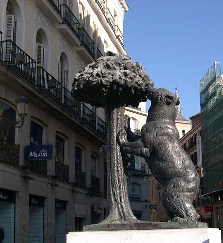 Stadium, arena & sports venue in madrid, spain. Madrid, Das Wappen Madrids als Denkmal auf der Plaza de la ...