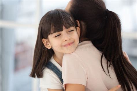 Niña Abrazando A Mamá Mostrando Amor Y Cuidado Foto De Archivo Imagen