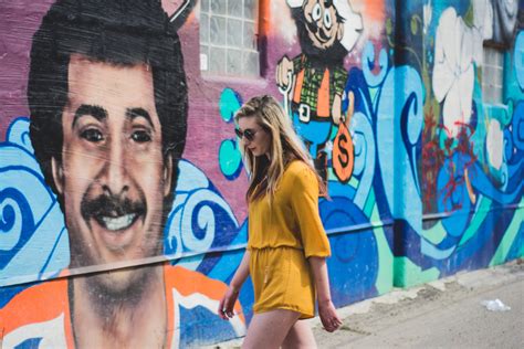 Gambar Berjalan Wanita Jalan Bangunan Kota Perkotaan Warna