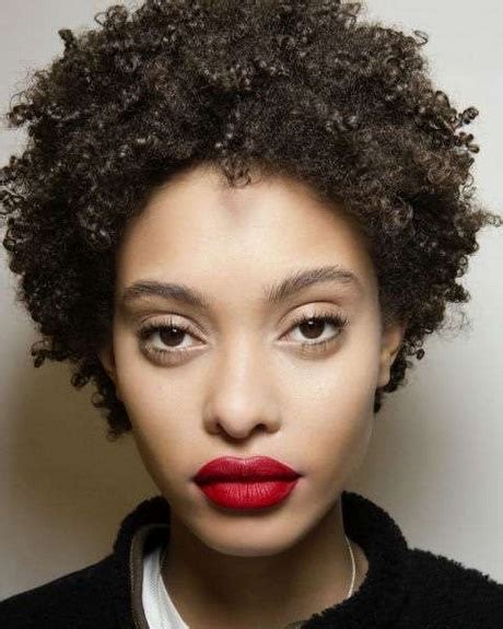 La sera canterà qui per l'evento sanbittèr. Capelli afro corti
