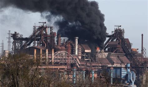 Russian Forces Pummel Ukrainian Fighters Holed Up In Mariupol Steel