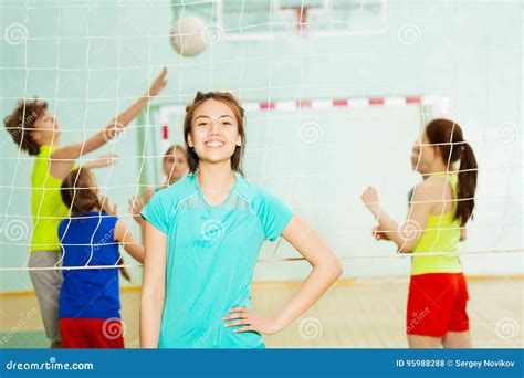Предназначенная для подростков девушка стоя в спортзале во время тренировки Стоковое Фото