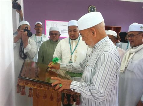 Check spelling or type a new query. abu asy-syaffaa': Tuan Guru Dato' Dr. Harun Din di Kota ...