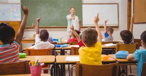 1 donna che impartisce agli allievi, le prime fondamentali nozioni di qlco maestra — ► sustantivo femenino 1 cosa que instruye o enseña: Il 'buongiorno' speciale della maestra ai suoi alunni: il ...