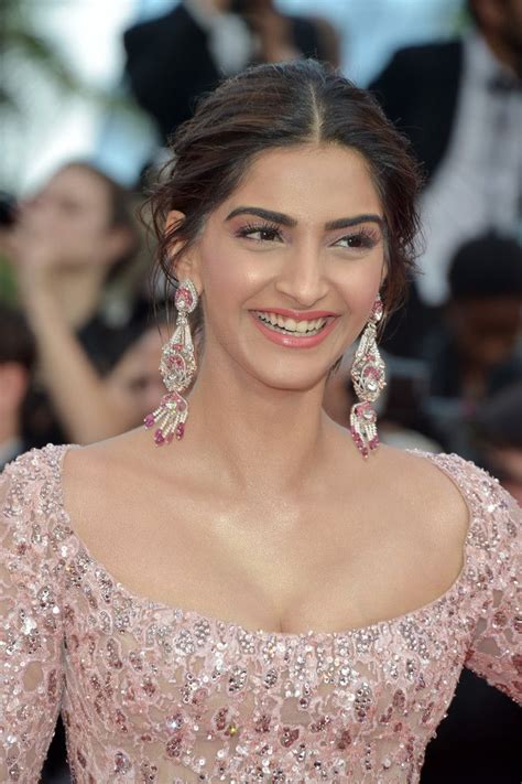 Sonam Kapoor Wears Kalyan Jewelry At The Screening Of The Film ‘the Meyerowitz Stories New And
