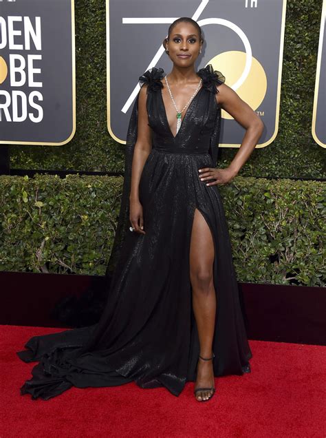 Issa Rae At The Red Carpet Of The Golden Globes 2018 Photos At Movienco