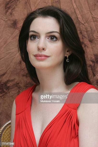 Anne Hathaway Actress Fotos Photos And Premium High Res Pictures