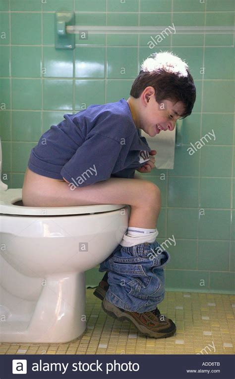 Jungen, bei denen die jeansjacke den schwarzen anzug nur ungenügend maskiert, mädchen, die, begleitet von gestrengen müttern, in ihrer eleganten toilette und den darübergezogenen windjacken frieren. Junge Auf Outdoor Toilette : Die toilette ist aus ...