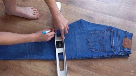 How To Cut Jeans Into Shorts In Just 6 Easy Steps Upstyle