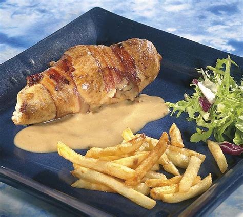 Kipfilet met gerookt spek en kruidenkaas