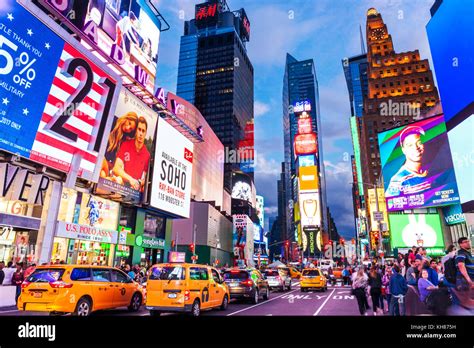 New York Usa New York Times Square Besetzt Mit Touristen überfüllt