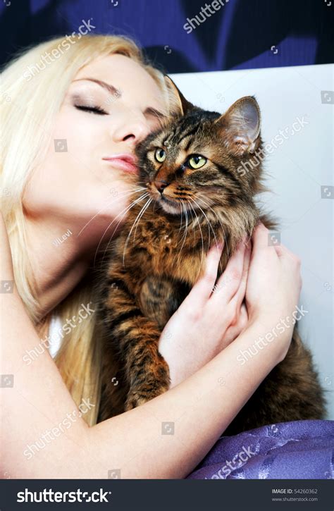 Zdjęcie Stockowe „beautiful Young Woman Hugging Kissing Cat” 54260362