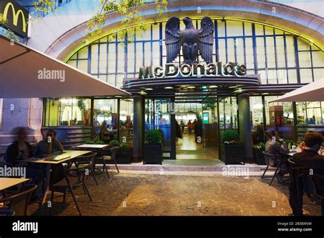 Restaurante Mc Donalds En Avenida Aliados Porto Portugal Los Mcdonald