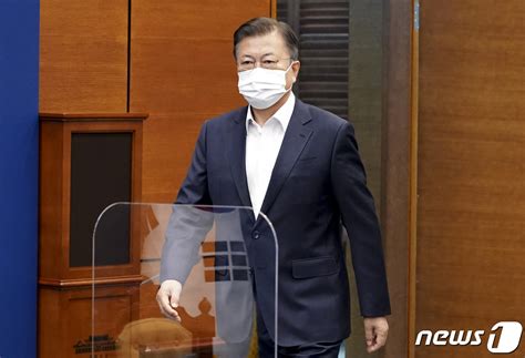 이재용 호감도가 왜 이렇게 높은지. '이재용 사면' 묻자 반도체 걱정한 文, 사흘만에 삼성 평택공장 찾아