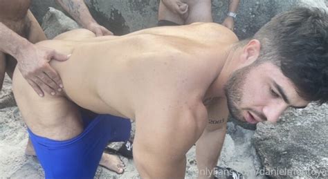 Daniel Montoya Cruising On A Nude Beach Putinho V Deos Gays