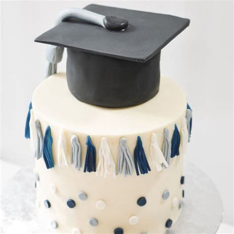 Beautifully Simple Graduation Cakes That Will Make Your Celebration