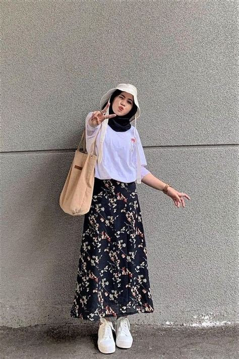 24 Ootd Kaos Kemeja Oversize Hijab Dengan Look Kekinian