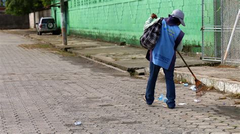 Limpiando La 14 Calle Para Satisfacción De Barrioporteños Muni