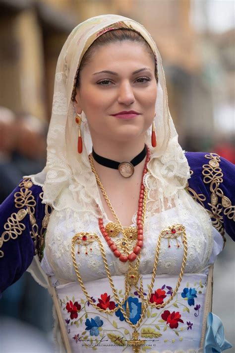 Sardinia 💛💛 سردينيا Abiti Tradizionali Donne Costumi