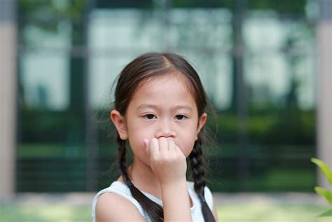 Garota De Criança Pretende Chupando Os Dedos Foto Premium