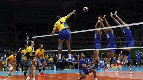 The court is divided by a net in the center of the court, where the top is 2.43 meters (about 8 feet) high in the men's game and 2.24 meters (about 7 feet) high in the women's game. Volleyball und Beachvolleyball bei Olympia: News ...