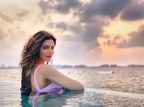 tv star shama sikander new bikini pictures viral from beach look photos પિન્ક મોનોકની પહેરીને