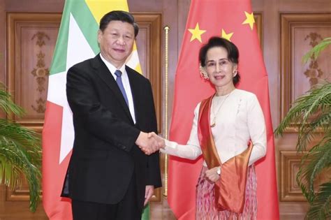 王毅访问缅甸 承诺中国将提供冠病疫苗 0 评论 加国无忧 51.ca 2021年1月11日 22:01 来源： 联合早报 中国国务委员兼外交部长王毅昨天（11日）抵达缅甸，并先后与总统温敏、国务资政兼外长昂山素季等人会面，除了讨论与缅甸的合作，也承诺将提供一批抗疫物资和. 国务委员兼外交部长王毅谈习近平主席对缅甸进行国事访问 - Chinadaily.com.cn