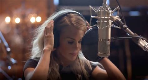 Free Photo Carrie Underwood To Come Up With Her First Christmas Album