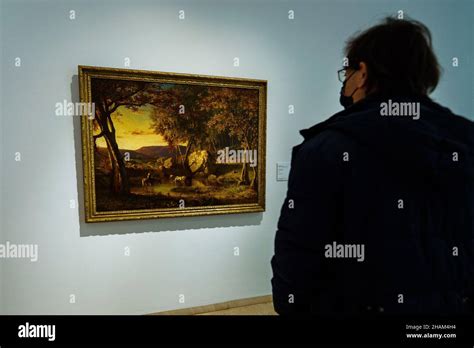 Un Visitante Observa Las Obras De Arte Del Artista George Inness