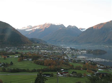 Sykkylven er en kommune i møre og romsdal fylke, på sørsiden av storfjorden på sunnmøre, sørøst for ålesund. Sykkylven - Wikipedia