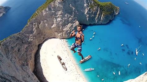 Base Jump à Navagio Beach En Grèce