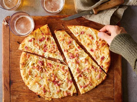 Its almost like a pizza, but instead of pizza sauce, creme fraiche is used. Flammkuchen Teig Rezept | Essen Rezepte