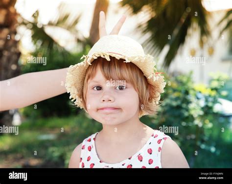 Little Girl Straw Hat Hi Res Stock Photography And Images Alamy