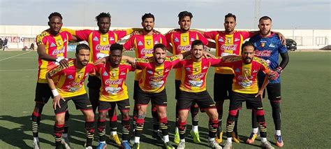 الحكم يوقف مباراة النجم الساحلي والوداد بسبب القاء الجماهير شماريخ في الملعب. نجم المتلوي يفوز على النجم الساحلي في لقاء مؤجل من الجولة الثالثة للرابطة المحترفة الاولى | الرياضة