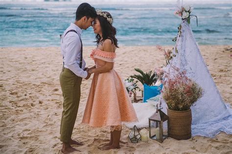 More images for prewed tema hitam ». 13 Ide Foto Prewed dengan Gaun yang Paling Berkesan ...