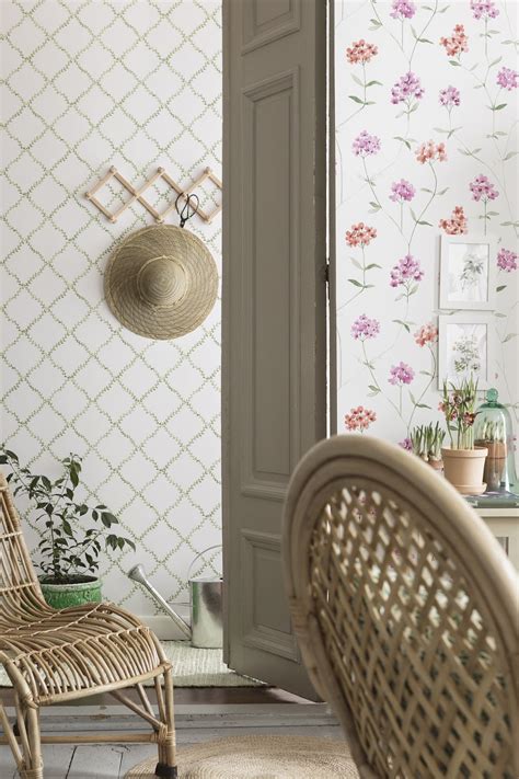 Samolepící tapety a fólie, se kterými je renovace dveří, nábytku a dalších povrchů velmi dostupnou záležitostí. Piazzan: Boråstapeter GARDEN PARTY