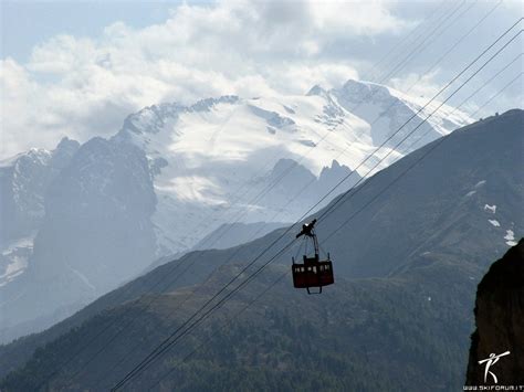 We have an enviable position at the foot of the ski slopes and close to the lifts. Sulla Funivia Falzarego - Lagazuoi