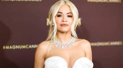 rita ora vídeo de how to be lonely y polémica