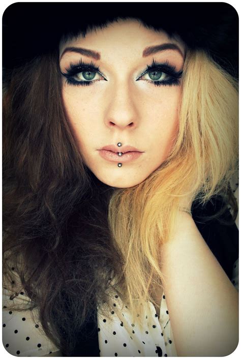 Would look cute with more underneath instead of the one on side. Half blonde half black dyed hair and makeup | Blonde hair ...