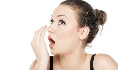Mouthwash atau cairan pencuci mulut penting untuk kamu gunakan setelah sikat gigi. 6 Cara Menghilangkan Bau Mulut Secara Alami