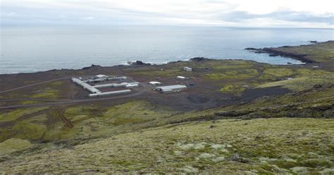Jan mayen is a norwegian volcanic island situated in the arctic ocean, partly covered by glaciers around the beerenberg volcano. Vedlikeholdsuke på Jan Mayen