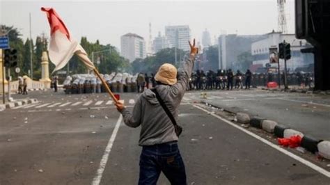 Omnibus Law Jokowi Persilakan Penolak Uu Cipta Kerja Gugat Ke Mk Setelah Demonstrasi Besar Di