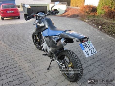 However, the two models are very similar when. 2002 BMW F 650 GS Dakar, Supermoto