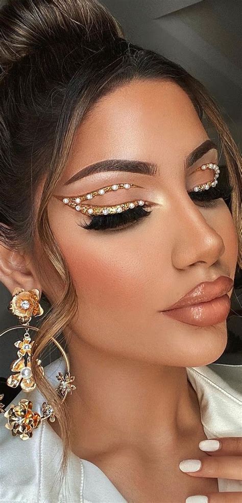 Stunning Makeup Looks Gold Graphic Line Pearl