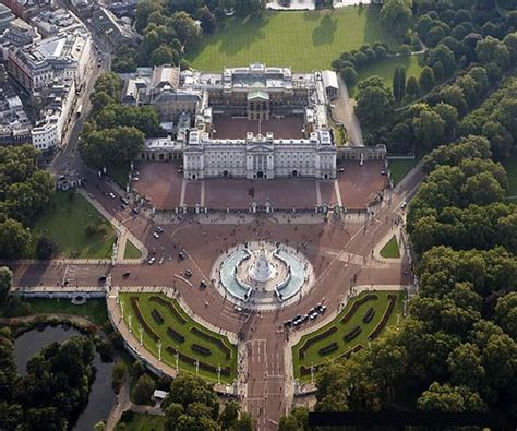 Es famoso por albergar una parte sustancial de la royal collection. Palacio de Buckingham de Londres, El palacio más famoso ...