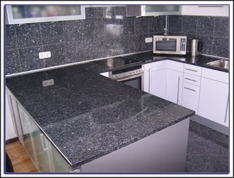 Unsere granit arbeitsplatte grau besitzt eine graue granitsteinoptik, welche sich ideal für zeitgenössische küchen eignet. Arbeitsplatten Granit Schwarz Download Page - beste ...